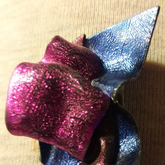 Vintage 80s melted plastic pin - Picture 2 of 3